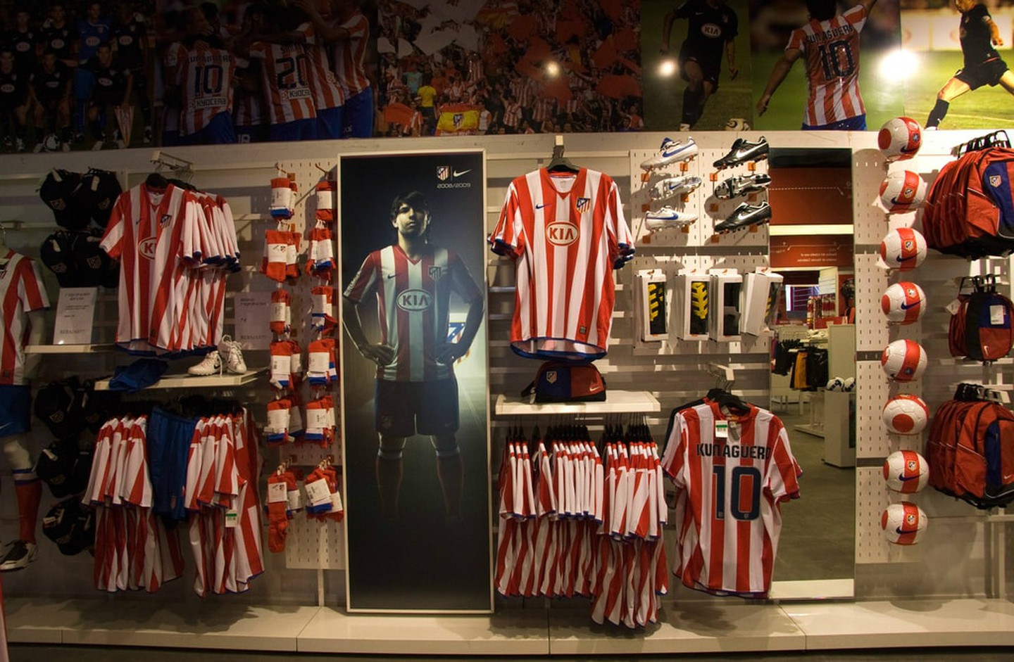 Fc shop ru. Atletico Madrid shop. Комната в стиле Атлетико Мадрид. Фан шоп. Фан шоп футбольных команд снаружи.